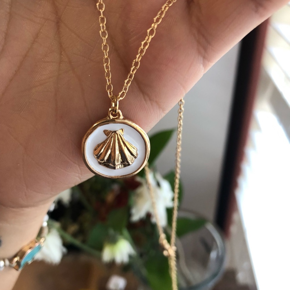 3/$15💛Faux Enamel Shell Necklace